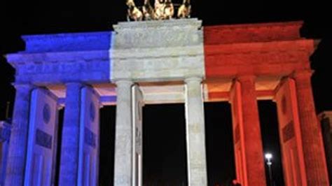 B­r­a­n­d­e­n­b­u­r­g­ ­K­a­p­ı­s­ı­ ­F­r­a­n­s­ı­z­ ­b­a­y­r­a­ğ­ı­y­l­a­ ­ı­ş­ı­k­l­a­n­d­ı­r­ı­l­d­ı­